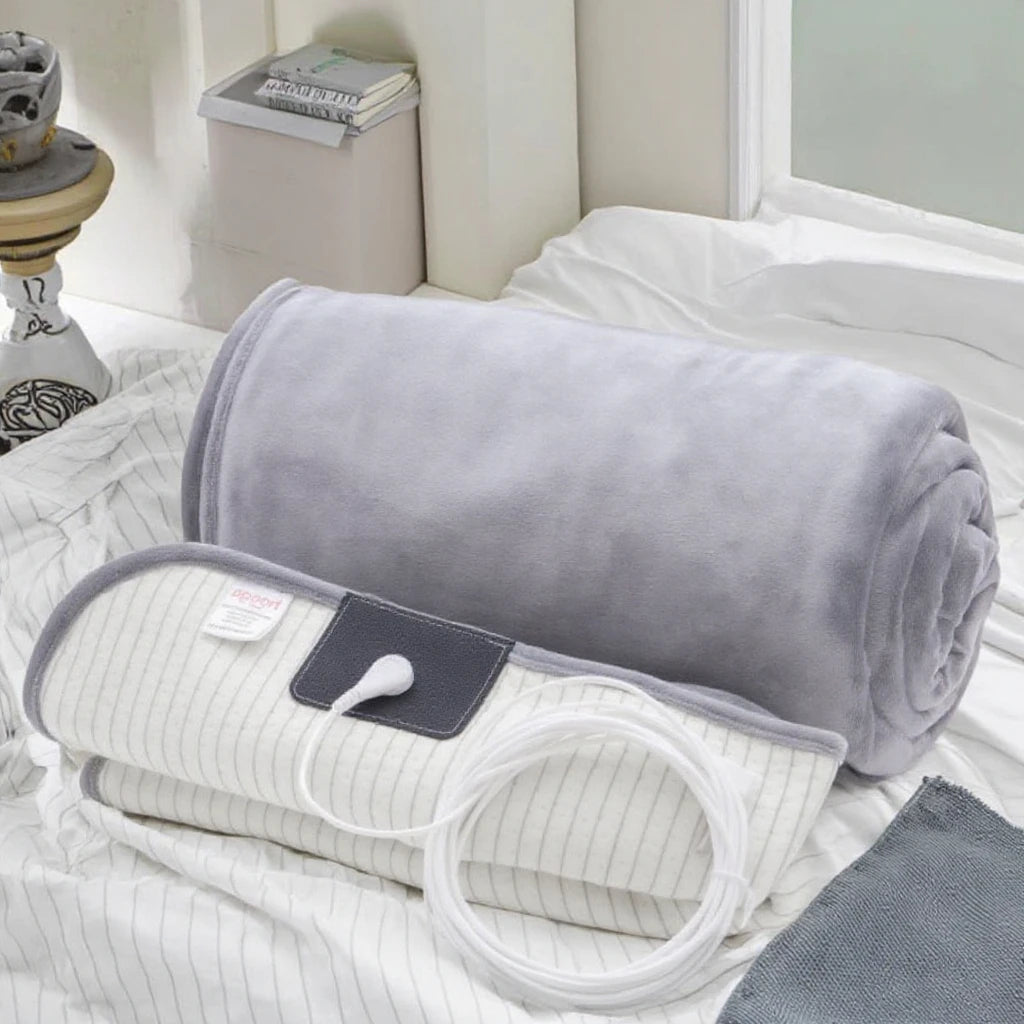 The Nexora grounding blanket rolled up, showing the conductive layer, the connector patch and the 4.5 m cord.